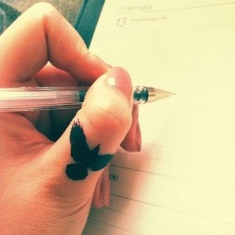 Тату на пальцах рук: подробно о всех тонкостях нанесения (100+ ФОТО татуировок 2022 года для мужчин и девушек)