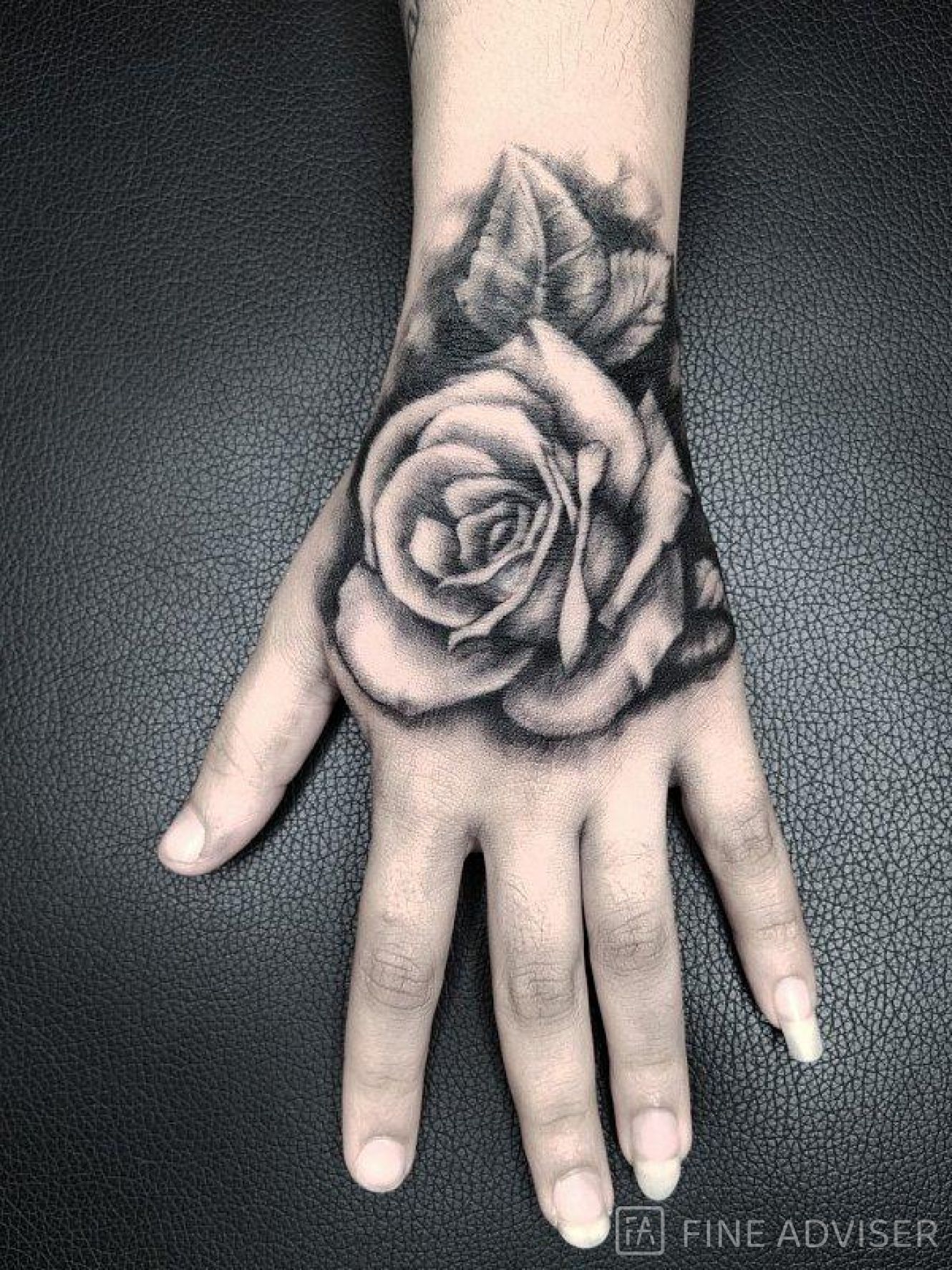 Тату роза в стиле Black&Grey кистью