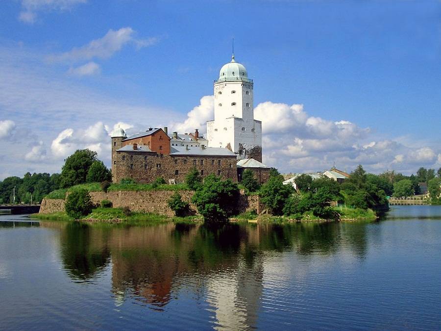 Выборгский замок в Финском заливе фото